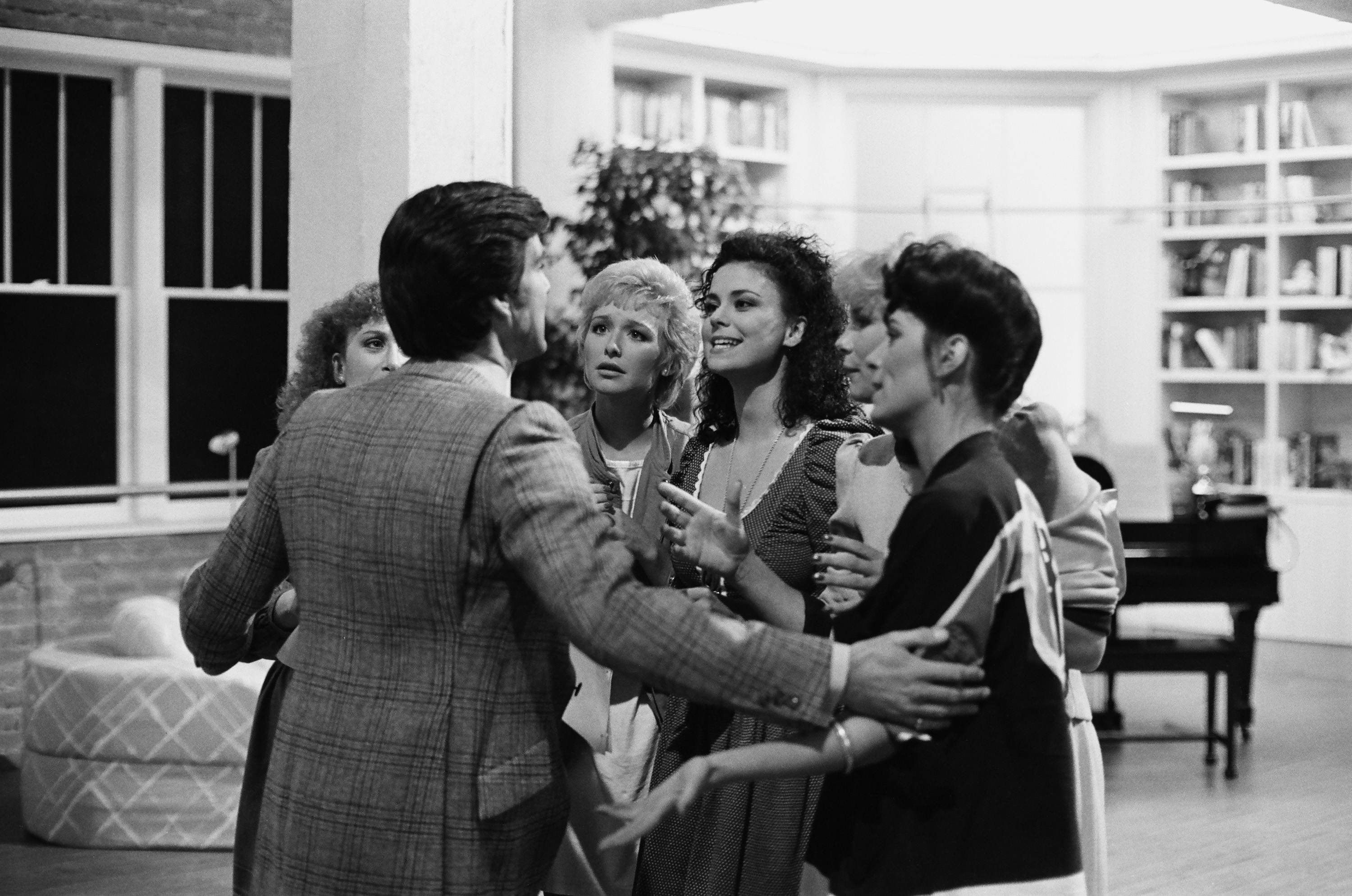 Still of Pierce Brosnan, Delta Burke, Jane Kaczmarek, Clara Perryman and Monique van de Ven in Remington Steele (1982)