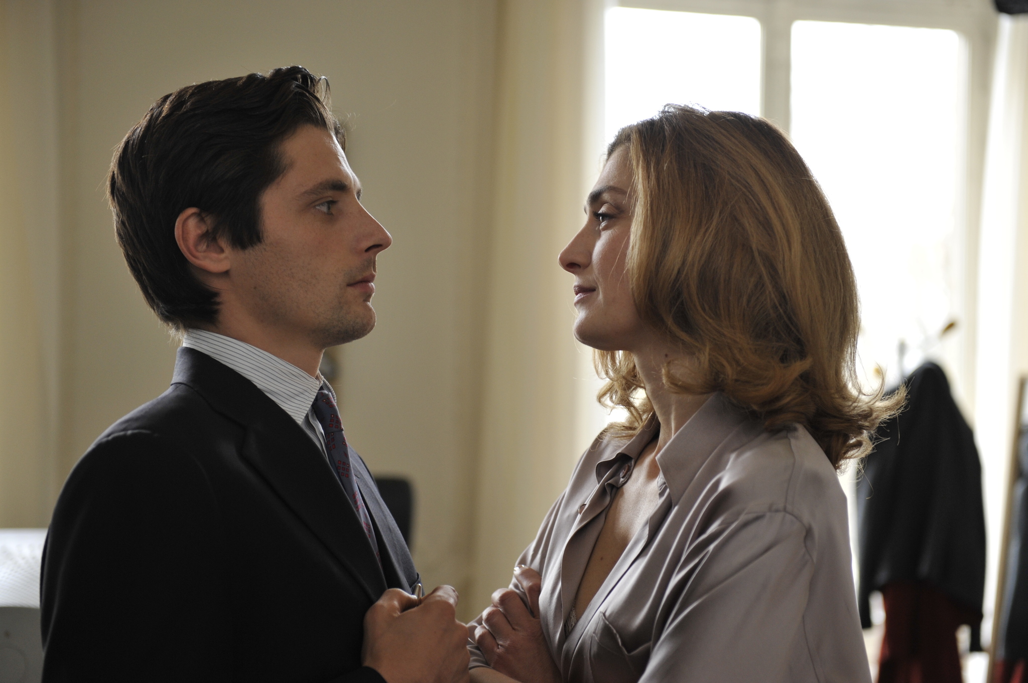 Still of Julie Gayet and Raphaël Personnaz in Quai d'Orsay (2013)