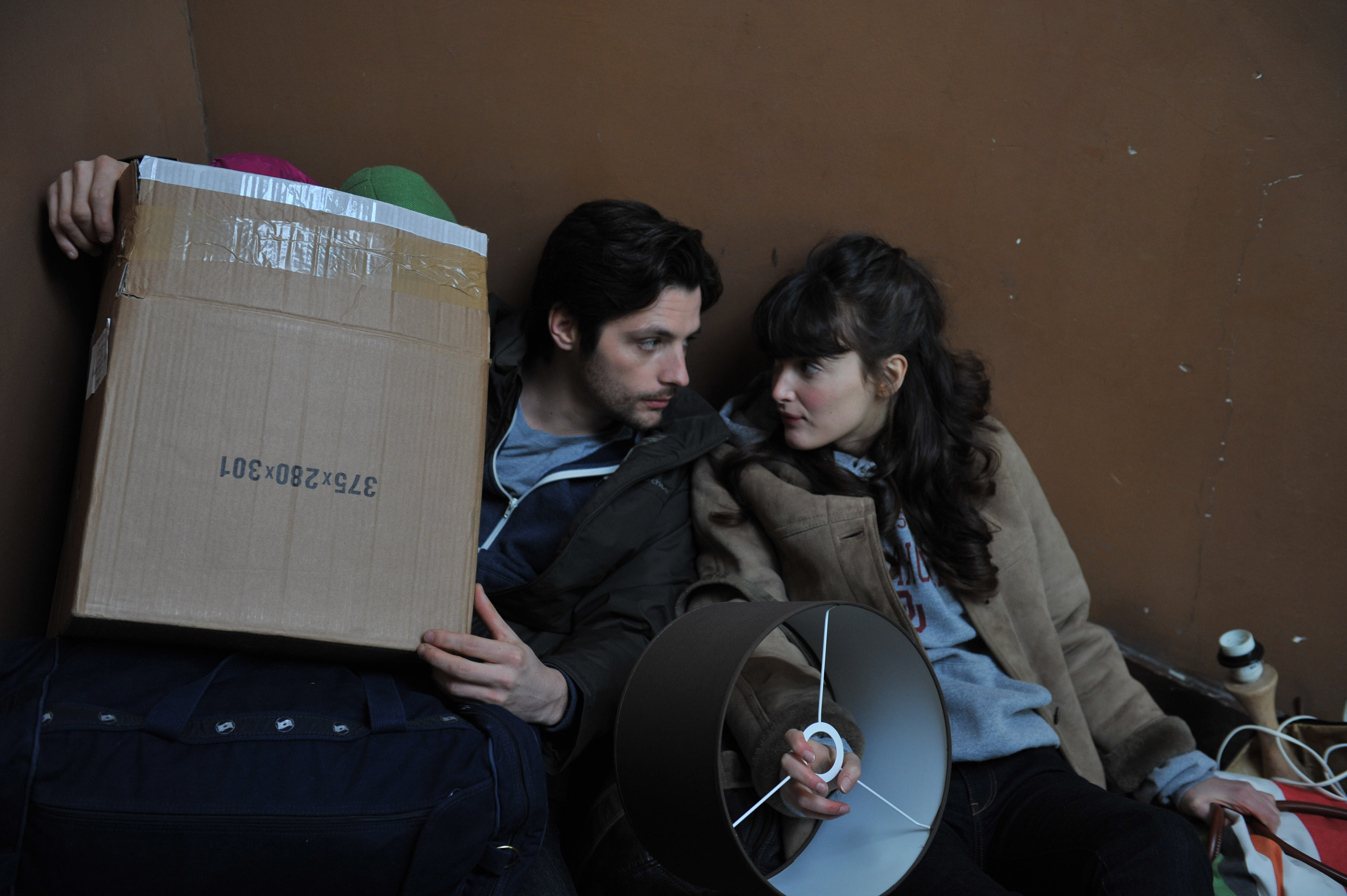 Still of Raphaël Personnaz and Charlotte Le Bon in La stratégie de la poussette (2012)