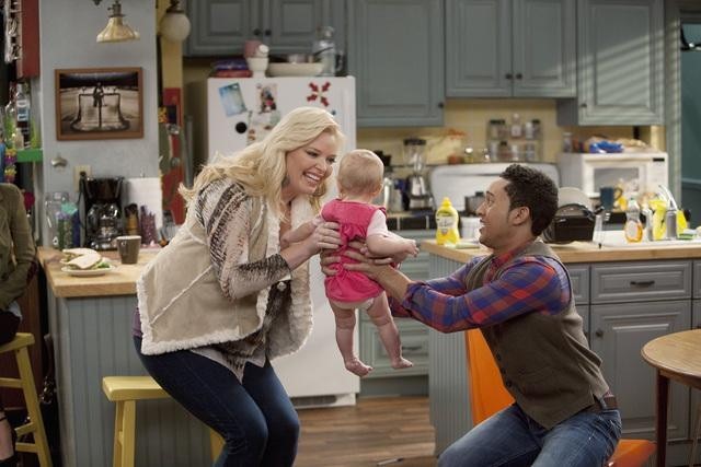 Still of Tahj Mowry and Melissa Peterman in Baby Daddy (2012)