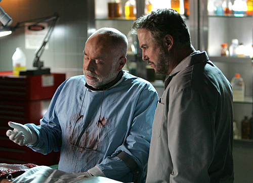 Still of Robert David Hall and William Petersen in CSI kriminalistai (2000)