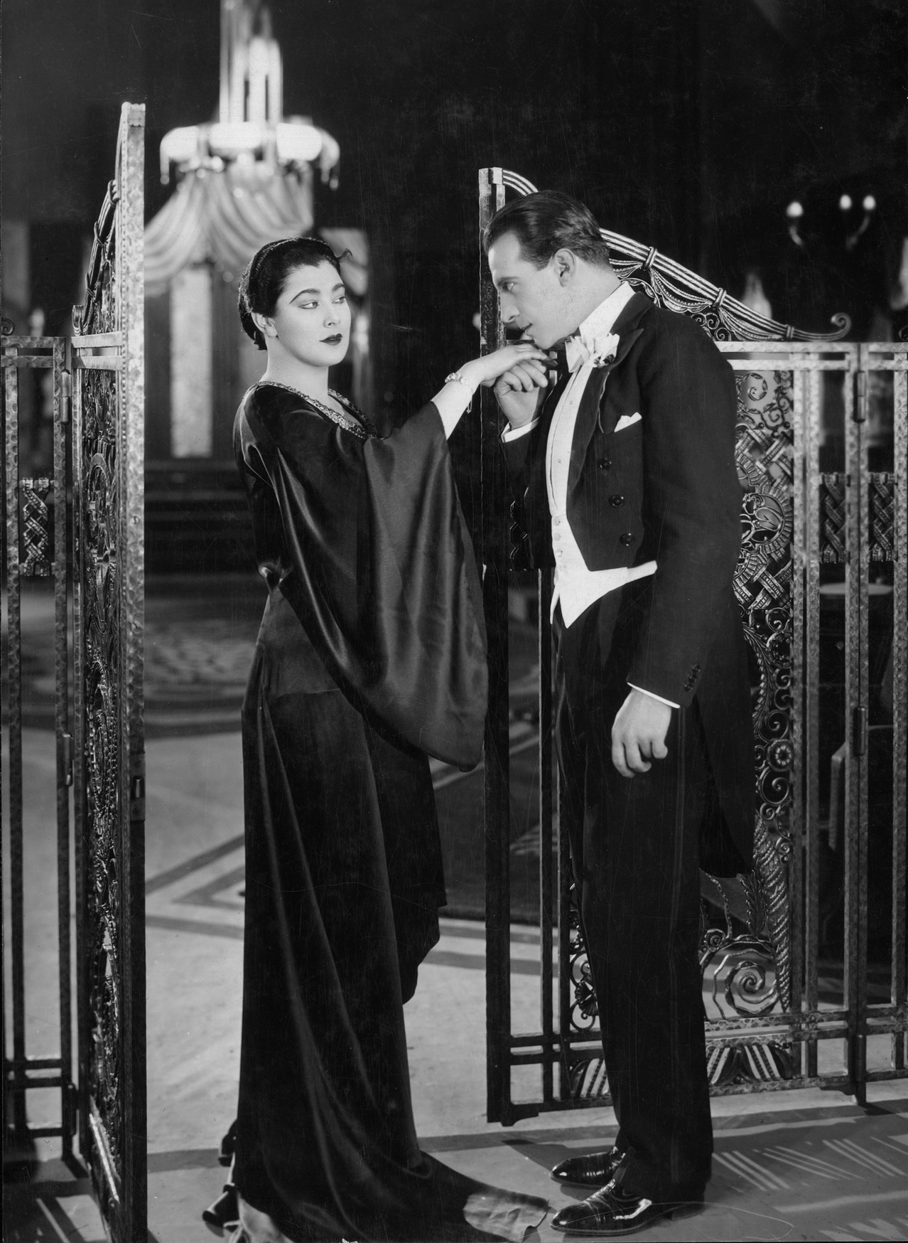 Still of Nita Naldi and Iván Petrovich in La femme nue (1926)