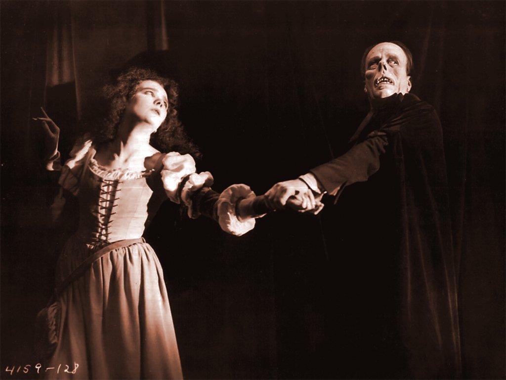 Still of Lon Chaney and Mary Philbin in The Phantom of the Opera (1925)