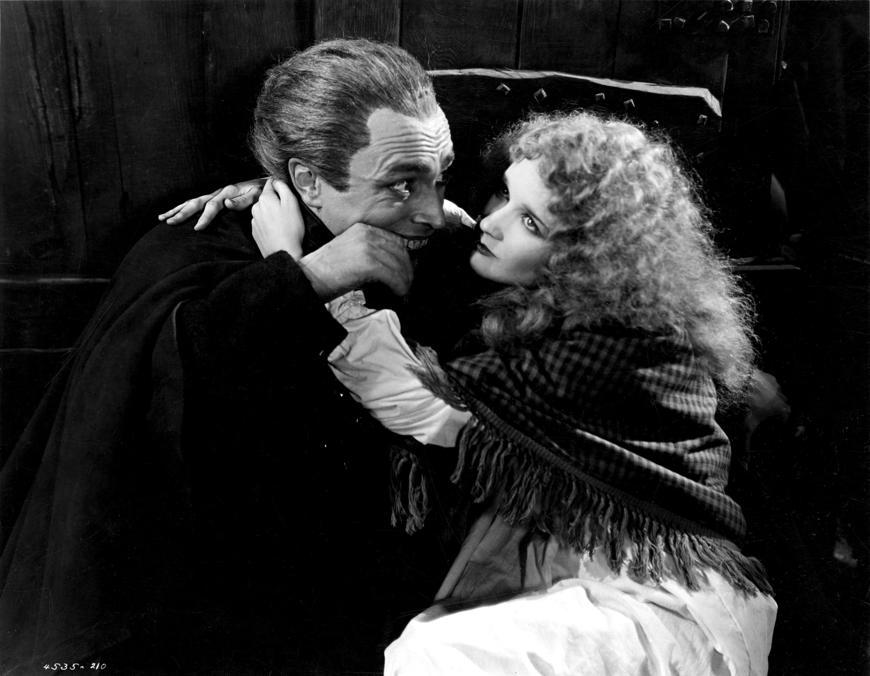 Still of Mary Philbin and Conrad Veidt in The Man Who Laughs (1928)