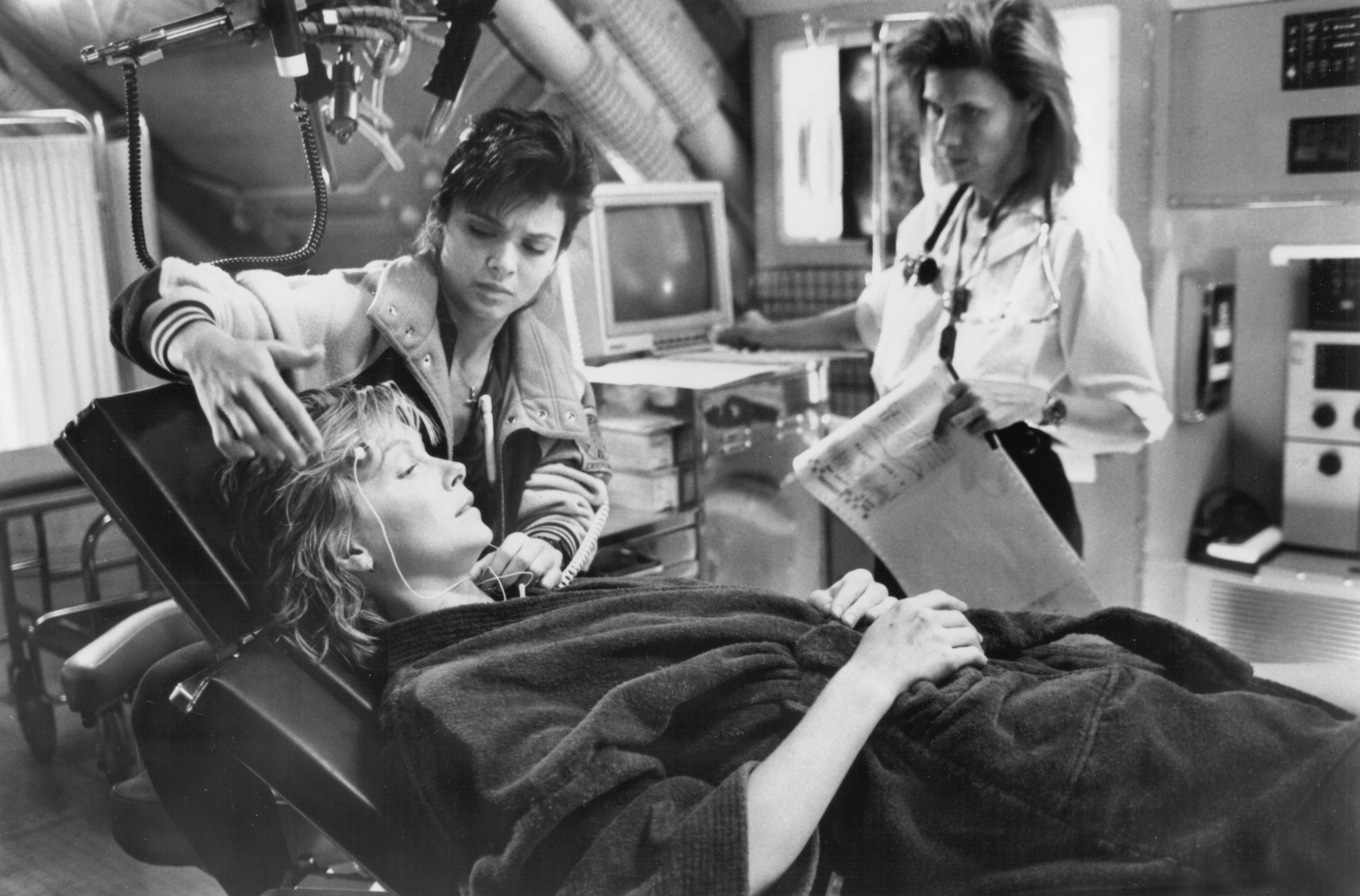Still of Nia Peeples, Nancy Everhard and Cindy Pickett in DeepStar Six (1989)