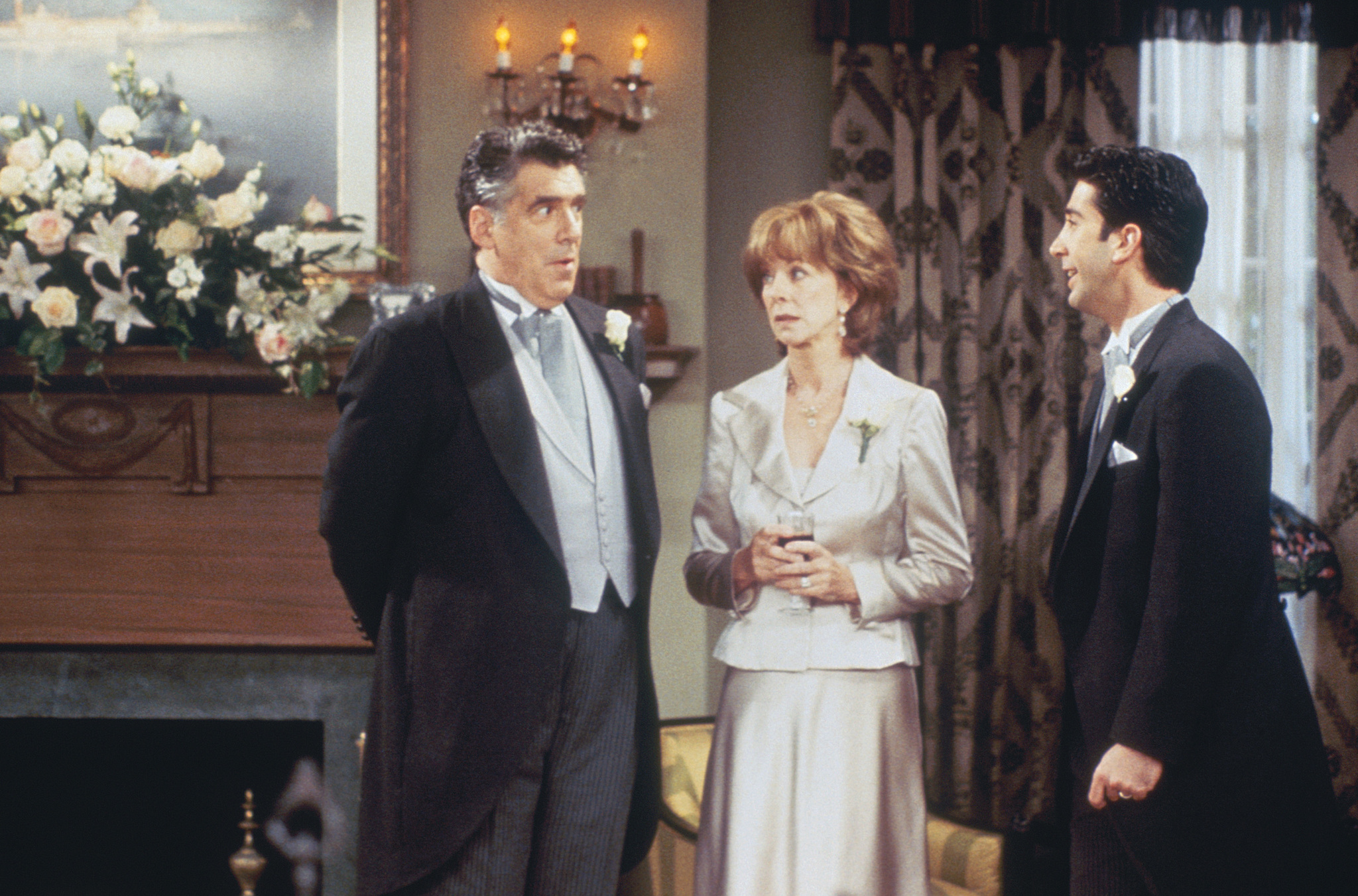 Still of Elliott Gould, David Schwimmer and Christina Pickles in Draugai (1994)