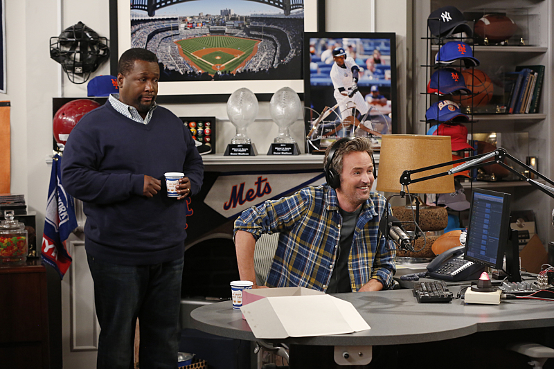 Still of Matthew Perry and Wendell Pierce in The Odd Couple (2015)