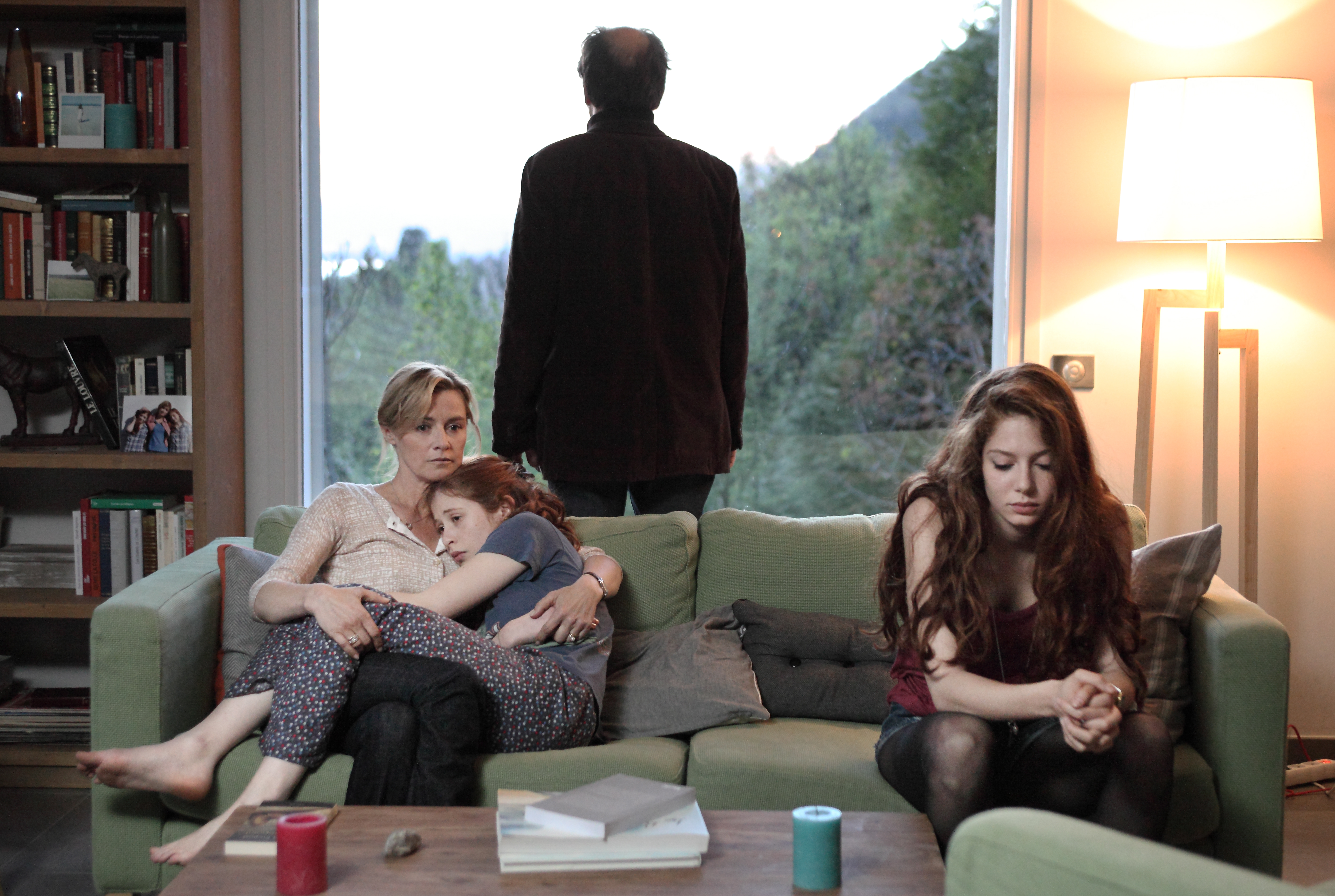 Still of Anne Consigny, Frédéric Pierrot, Jenna Thiam and Yara Pilartz in Les revenants (2012)