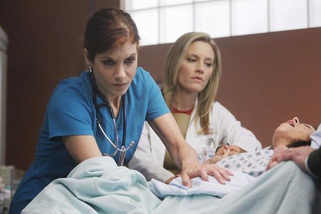 Still of Kate Walsh and Amy Pietz in Private Practice (2007)