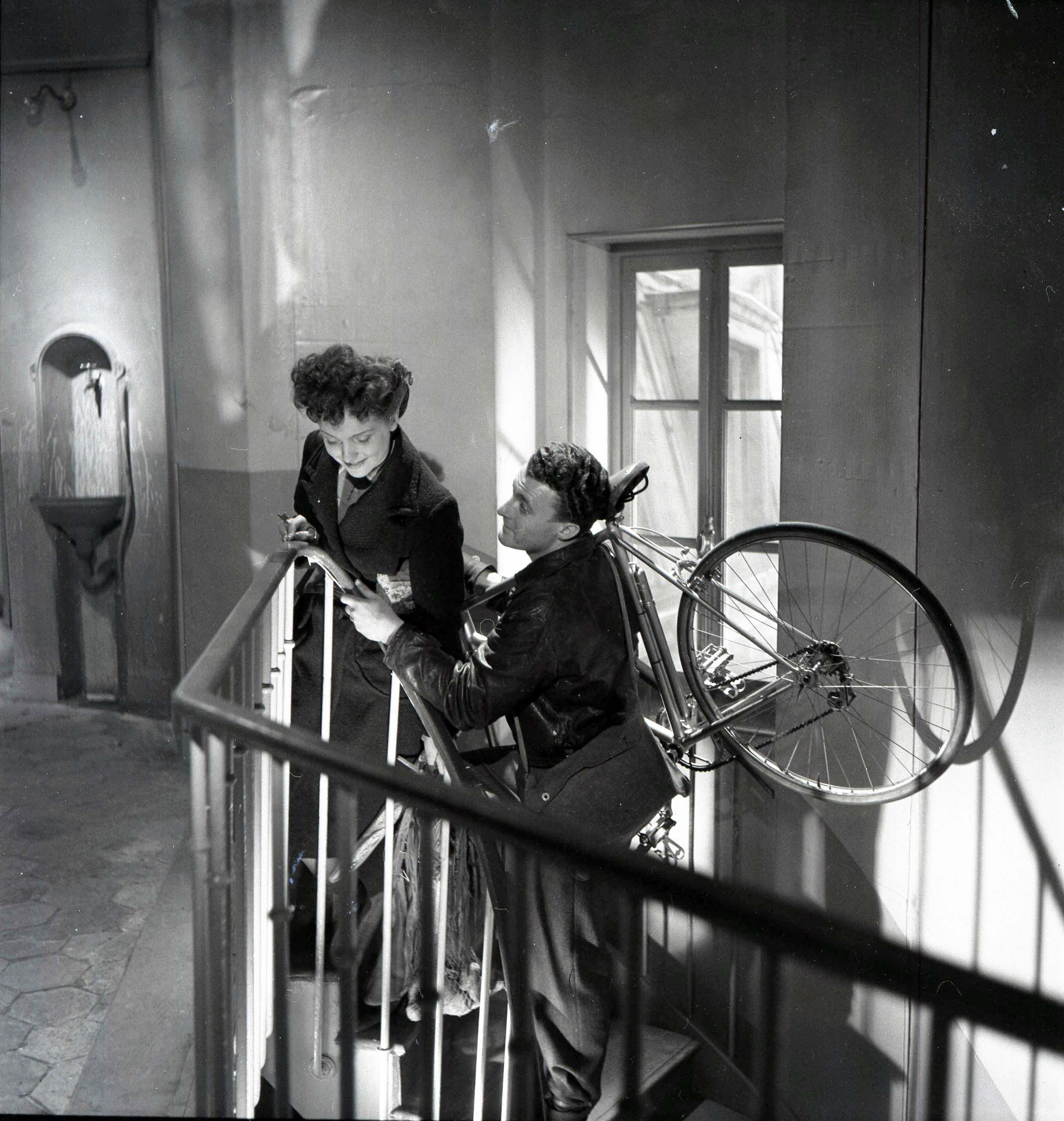 Still of Claire Mafféi and Roger Pigaut in Antoine et Antoinette (1947)