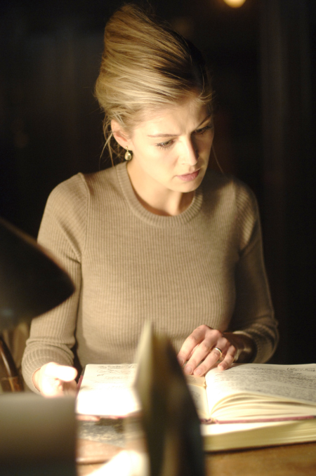 Still of Rosamund Pike in Fugitive Pieces (2007)