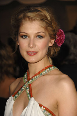 Rosamund Pike at event of Fugitive Pieces (2007)