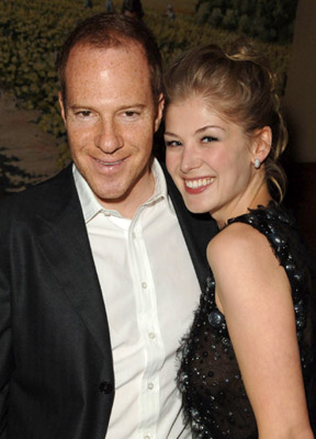 Toby Emmerich and Rosamund Pike at event of Fracture (2007)