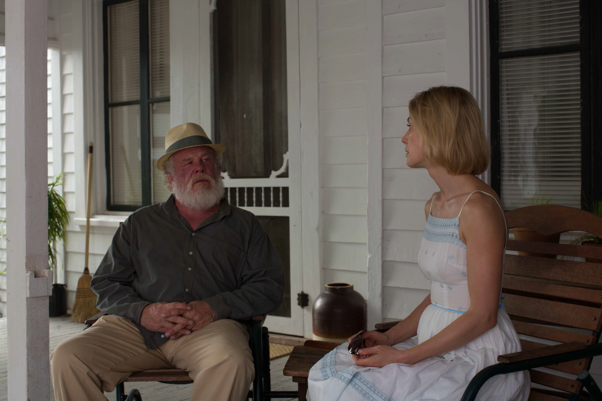 Still of Nick Nolte and Rosamund Pike in Saldus kerstas (2015)