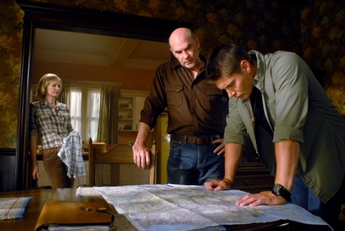 Still of Jensen Ackles and Mitch Pileggi in Supernatural (2005)