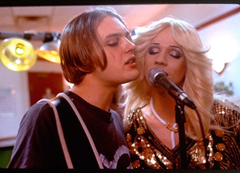 Still of John Cameron Mitchell and Michael Pitt in Hedwig and the Angry Inch (2001)