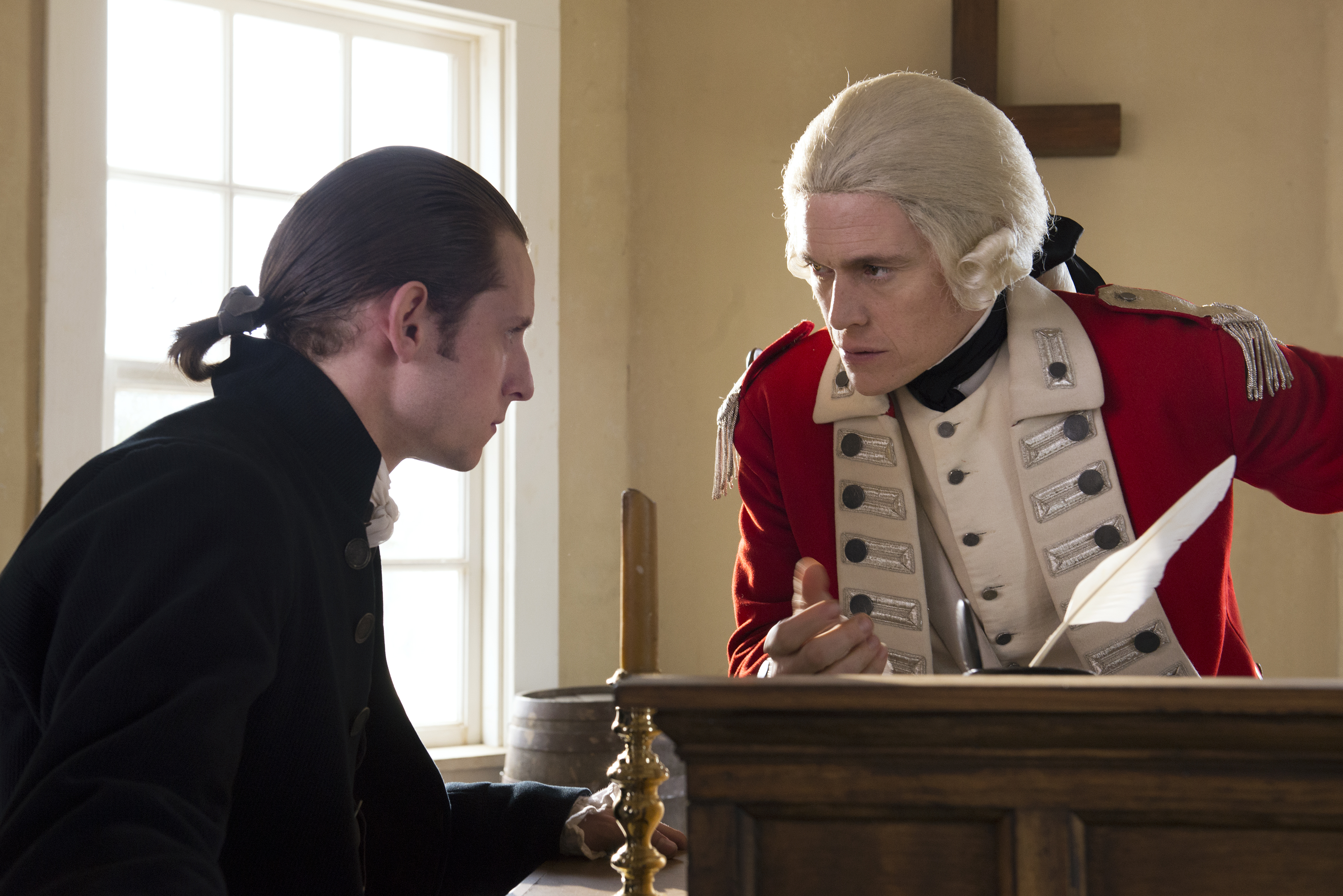 Abraham Woodhull confers with Major Hewlitt during the Court Hearings on TURN. As played by Jamie Bell & Burn Gorman