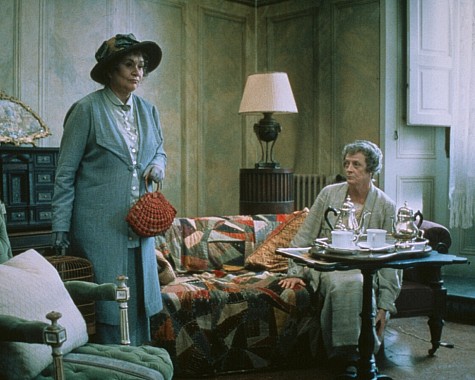 Still of Maggie Smith and Joan Plowright in Arbatele su Musoliniu (1999)