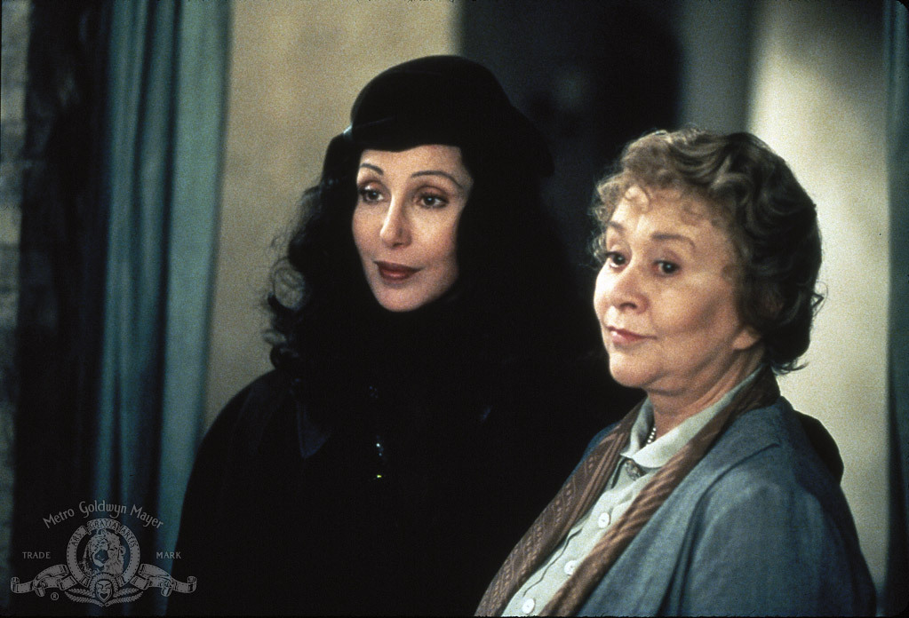 Still of Cher and Joan Plowright in Arbatele su Musoliniu (1999)
