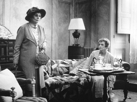 Still of Maggie Smith and Joan Plowright in Arbatele su Musoliniu (1999)