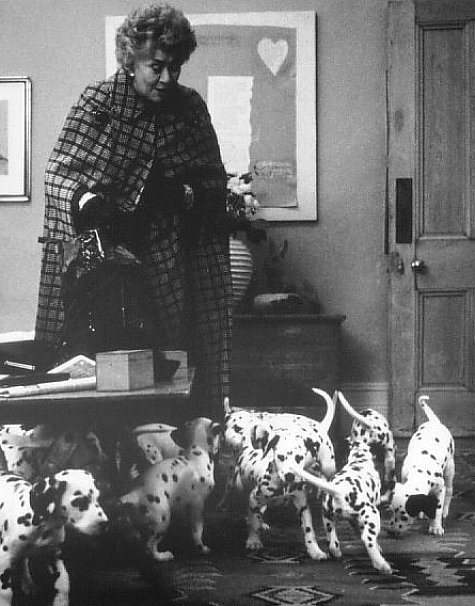 Still of Joan Plowright in 101 Dalmatians (1996)