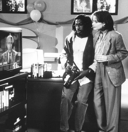 Still of Michelle Pfeiffer and Glenn Plummer in Up Close & Personal (1996)