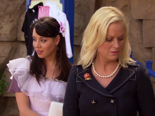 Still of Amy Poehler and Aubrey Plaza in Parks and Recreation (2009)