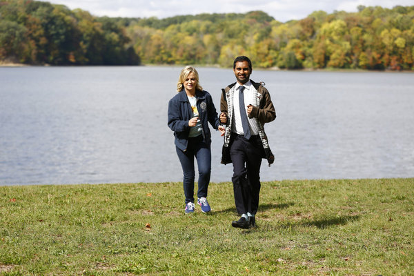 Still of Amy Poehler and Aziz Ansari in Parks and Recreation (2009)