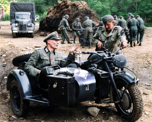 Lt Brückner (Thomas Pohn) talks to Sgt Wülfe (Dirk Schmidt) about the shortage of food