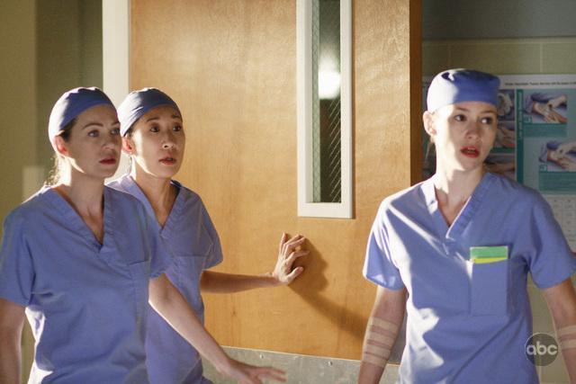 Still of Chyler Leigh, Sandra Oh and Ellen Pompeo in Grei anatomija (2005)