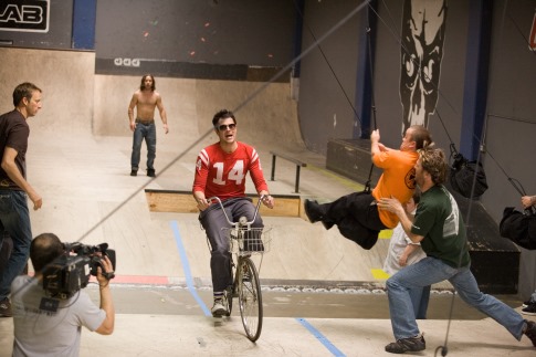 Still of Jason 'Wee Man' Acuña, Johnny Knoxville and Chris Pontius in Jackass Number Two (2006)