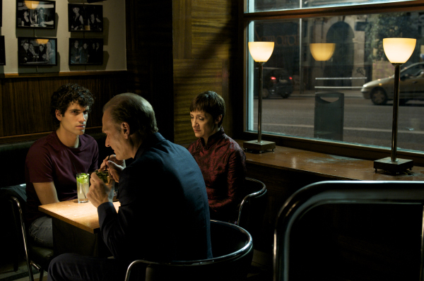 Still of Lluís Homar, Tamar Novas and Blanca Portillo in Salti apkabinimai (2009)