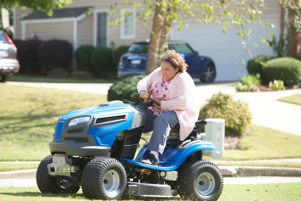 Maria (Lidia Porto) chases Mister Dan on lawnmower. Scary Movie 5.
