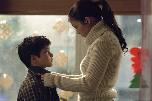 Still of Jennifer Lopez and Tyler Posey in Maid in Manhattan (2002)