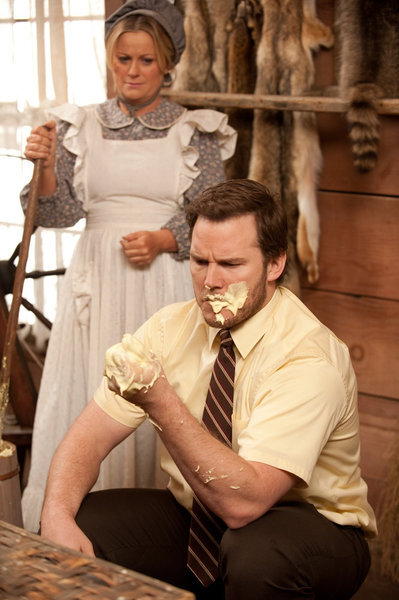 Still of Amy Poehler and Chris Pratt in Parks and Recreation (2009)