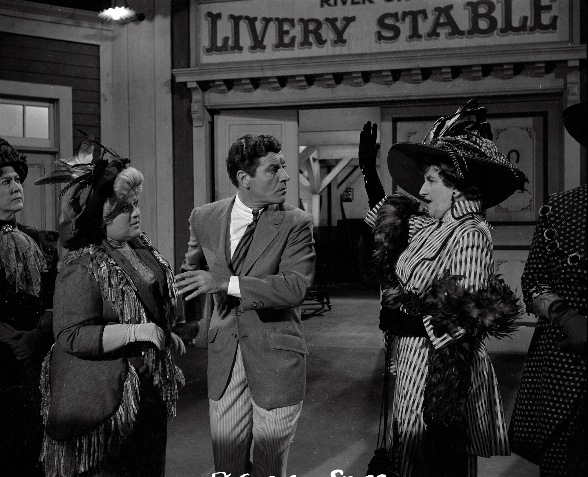 Still of Hermione Gingold and Robert Preston in The Music Man (1962)