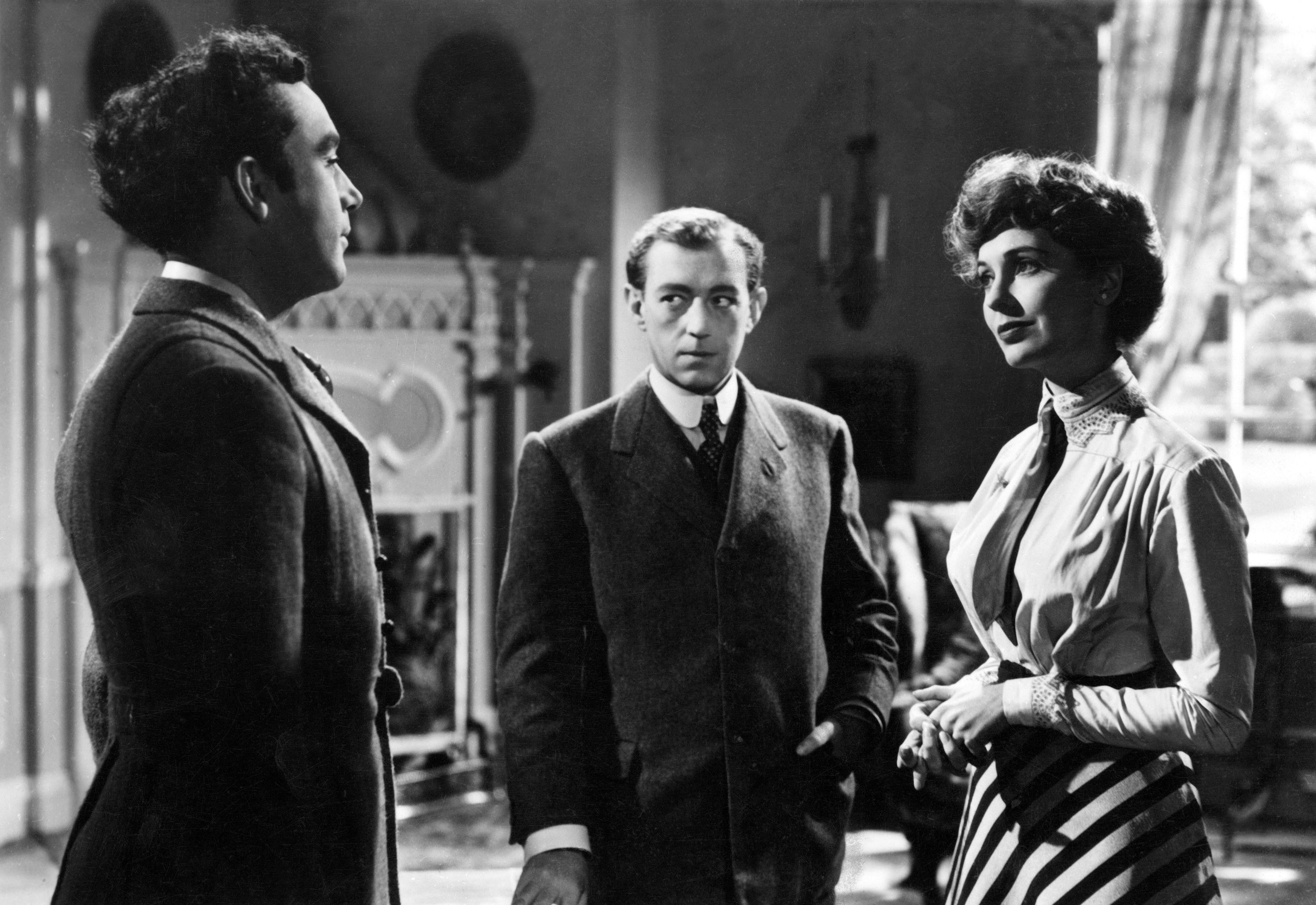 Still of Alec Guinness, Valerie Hobson and Dennis Price in Kind Hearts and Coronets (1949)