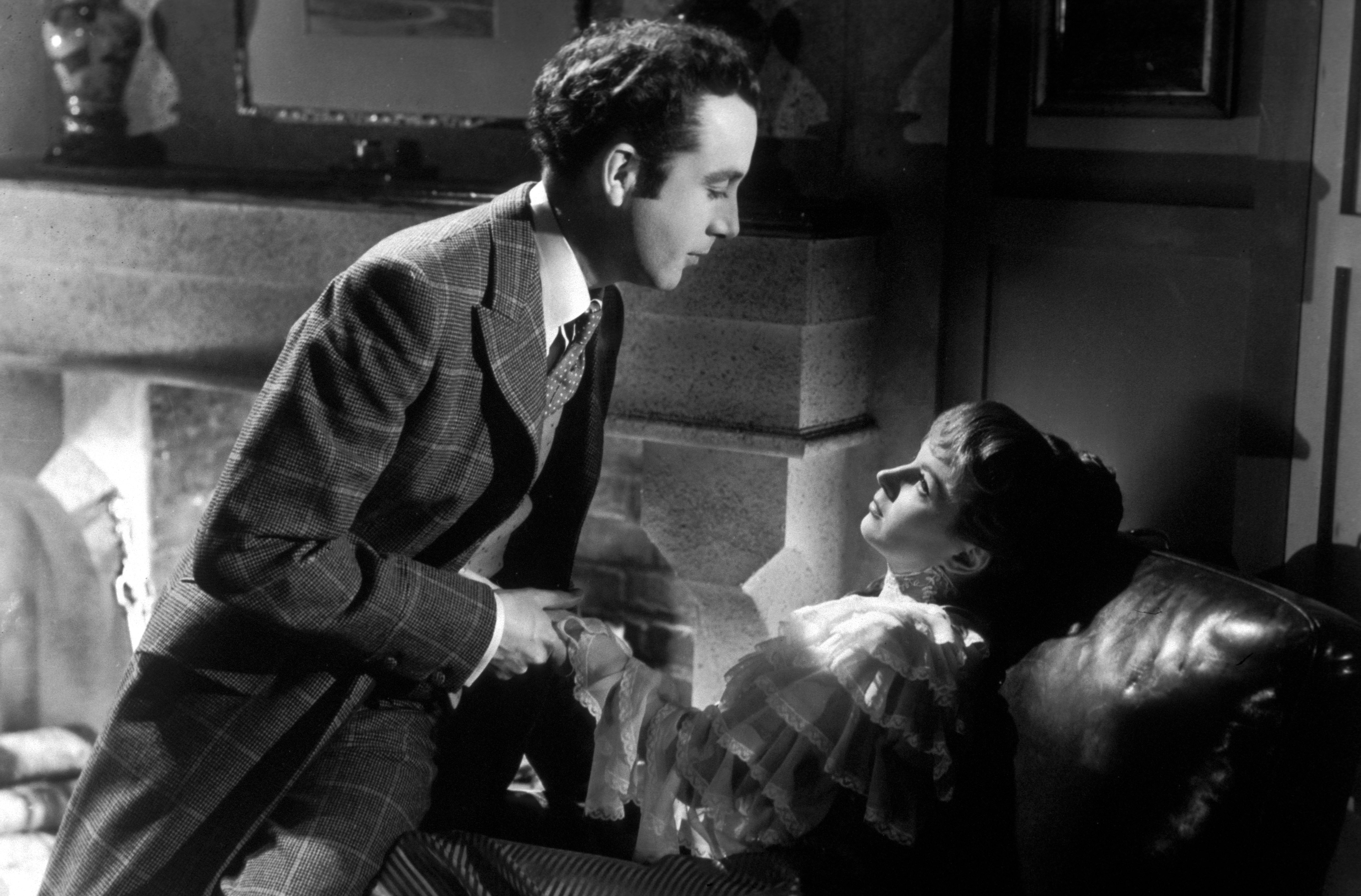 Still of Joan Greenwood and Dennis Price in Kind Hearts and Coronets (1949)