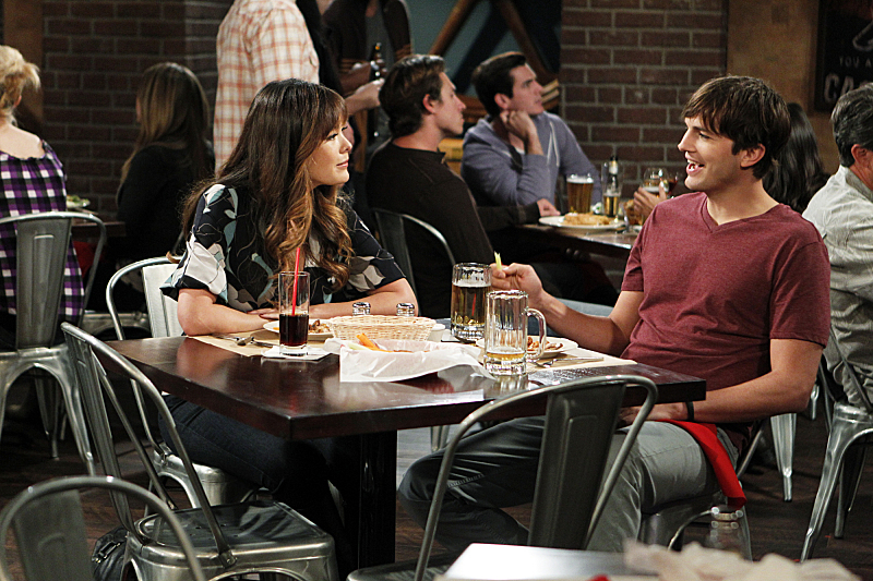Still of Ashton Kutcher and Lindsay Price in Two and a Half Men (2003)