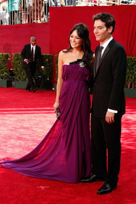 Lindsay Price and Josh Radnor at event of The 61st Primetime Emmy Awards (2009)
