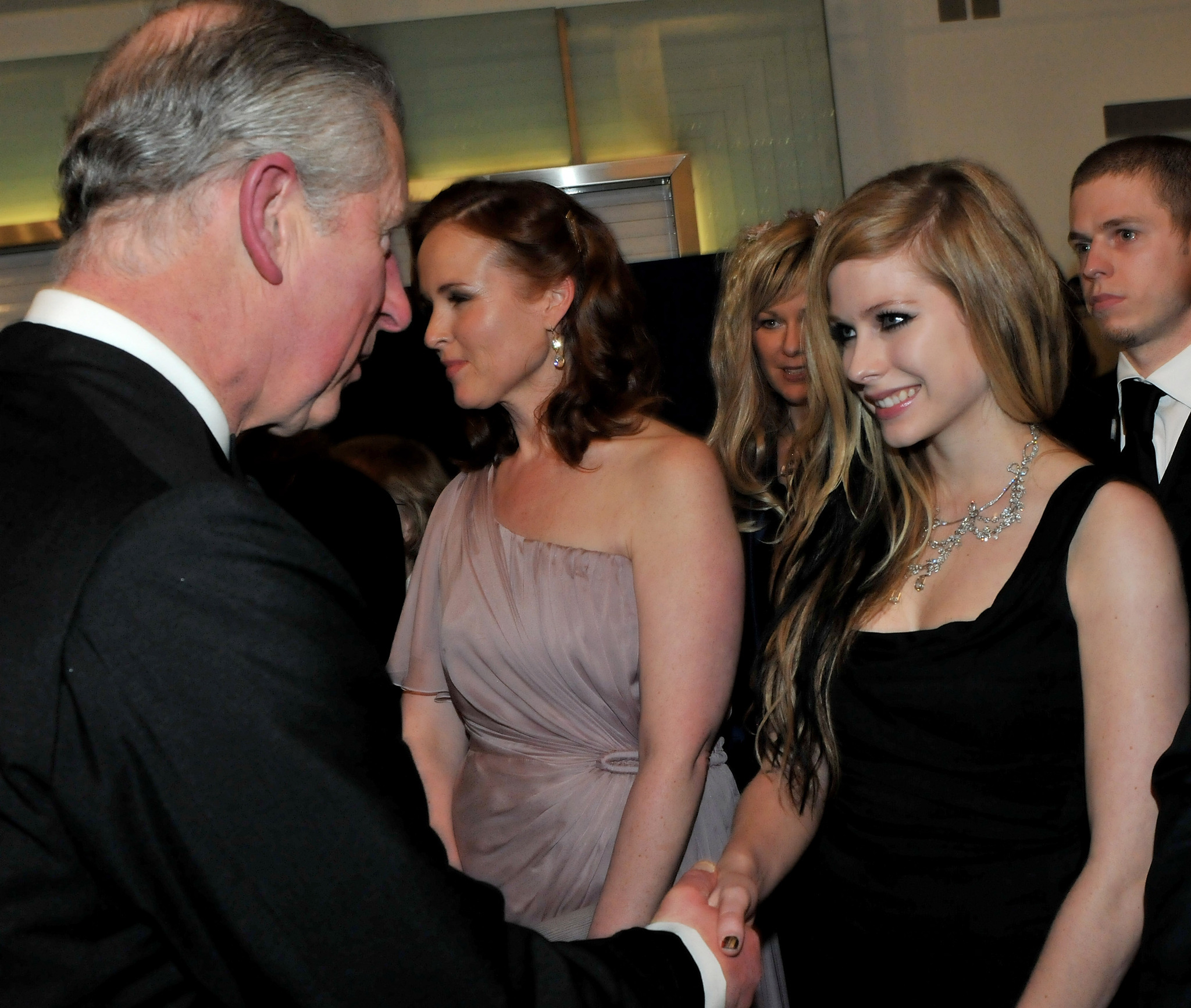 Prince Charles and Avril Lavigne at event of Alisa stebuklu salyje (2010)