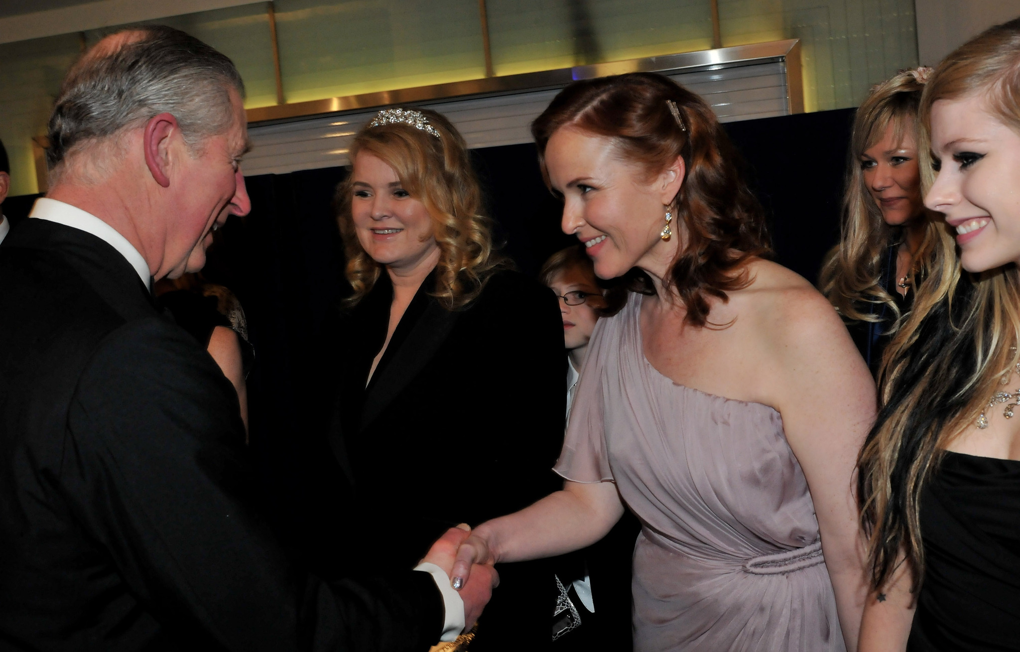 Prince Charles, Jennifer Todd and Avril Lavigne at event of Alisa stebuklu salyje (2010)