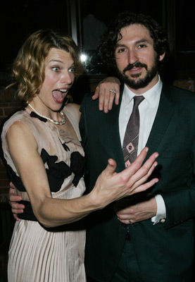 Milla Jovovich and Greg Pritikin at event of Dummy (2002)