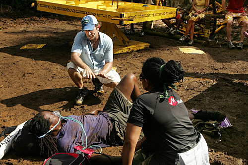 Jeff Probst, Russell Swan and Ramona Salins in Survivor (2000)