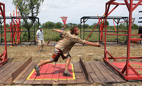 Still of Jeff Probst, James Thomas Jr. and Tyson Apostol in Survivor (2000)