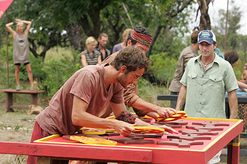 Still of Jeff Probst and Stephen Fishbach in Survivor (2000)