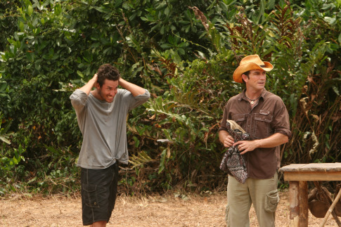 Still of Jeff Probst and Edgardo Rivera in Survivor (2000)