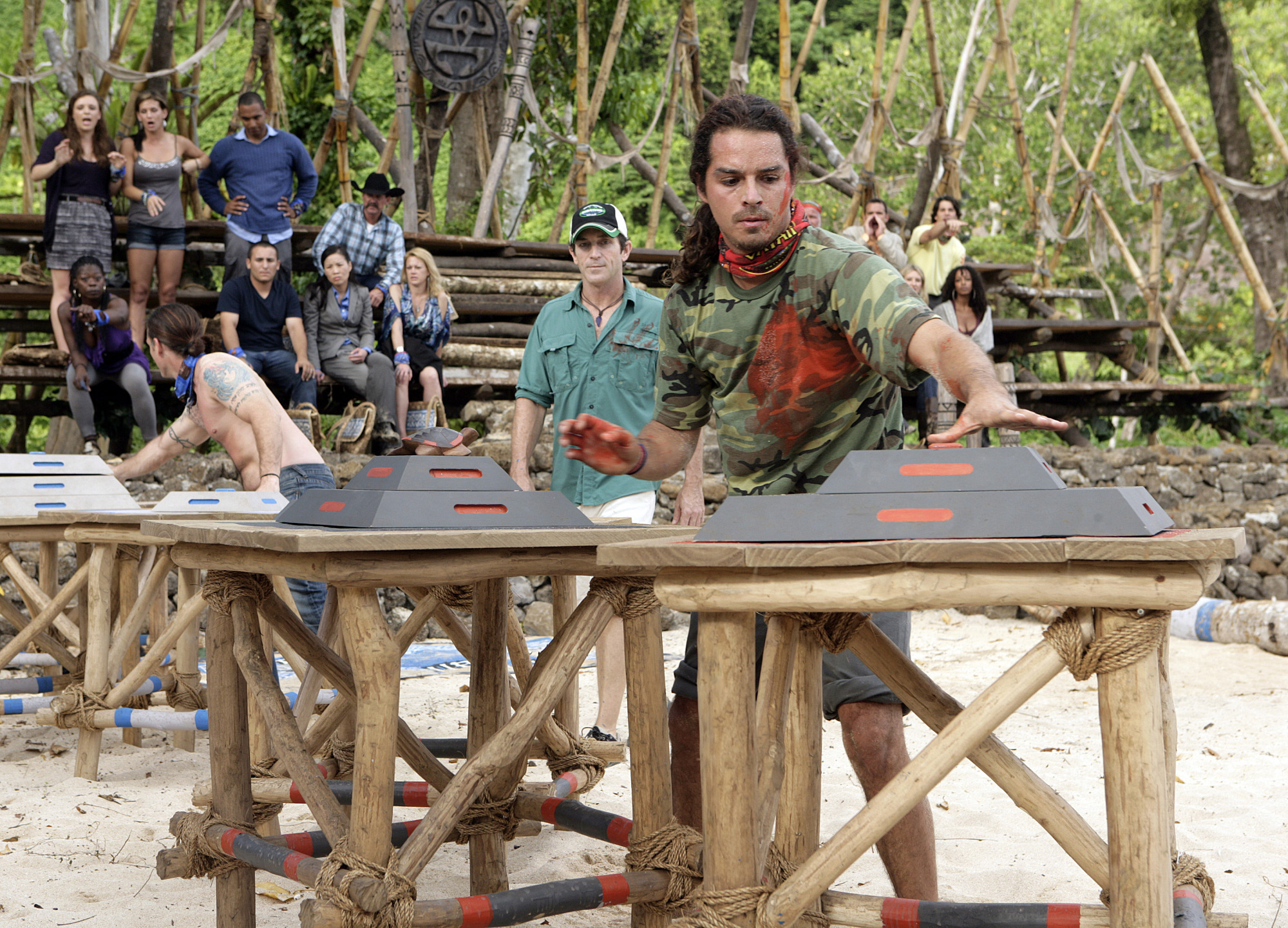 Still of Jeff Probst and Oscar Lusth in Survivor (2000)