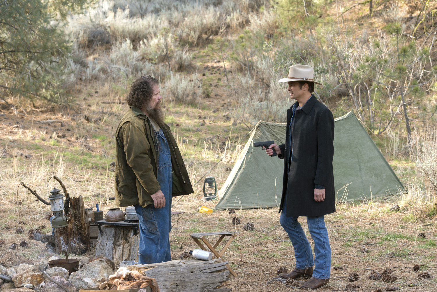 Still of Timothy Olyphant and Tom Proctor in Justified (2010)