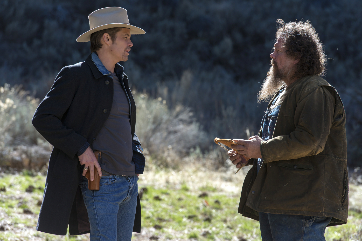 Still of Timothy Olyphant and Tom Proctor in Justified (2010)